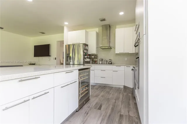 a view of a house with backyard and porch