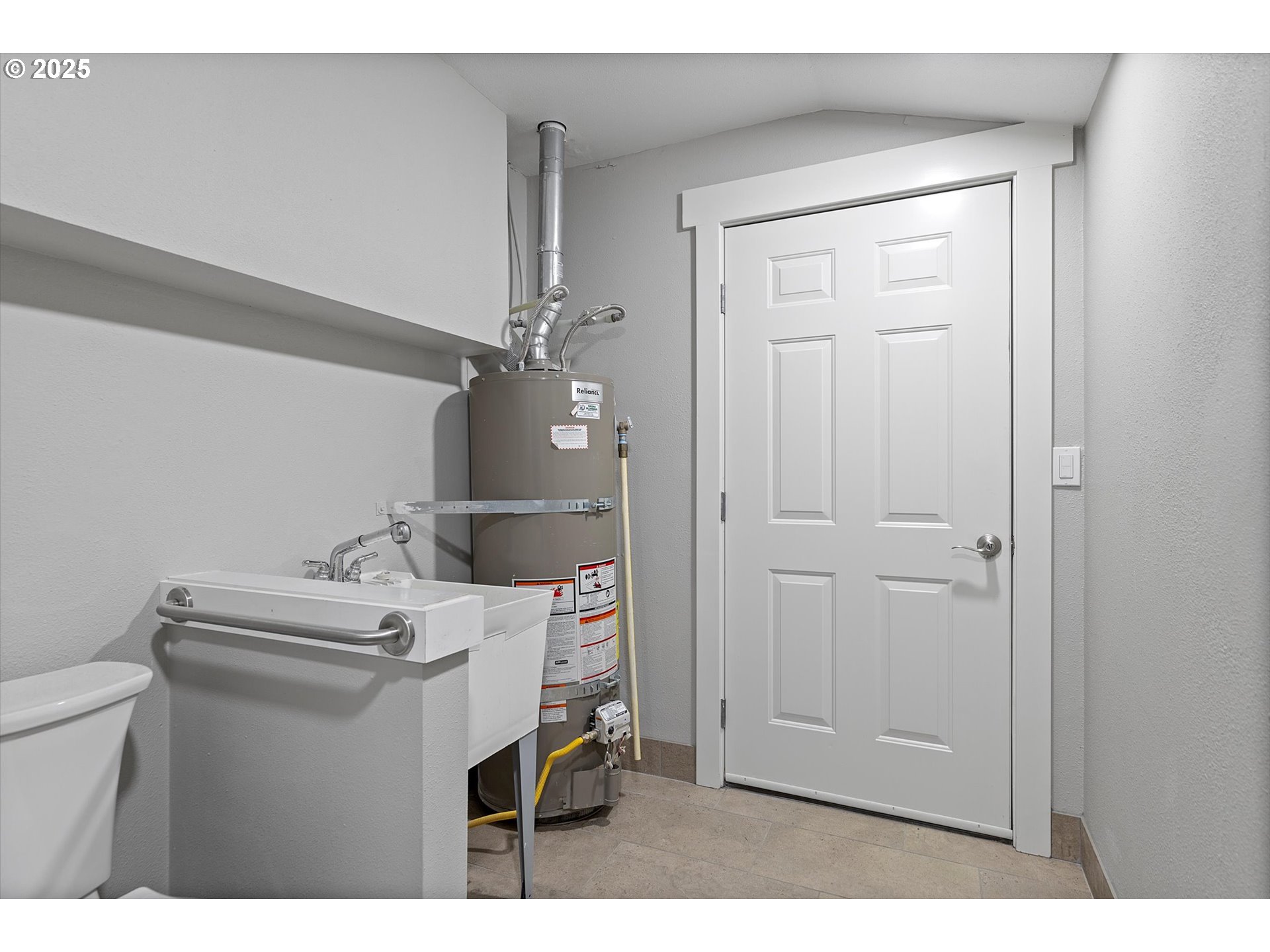 2997 Northeast Loop Drive Otis, OR 97368 - Photo 21 of 35 a utility room with closet dryer and washer