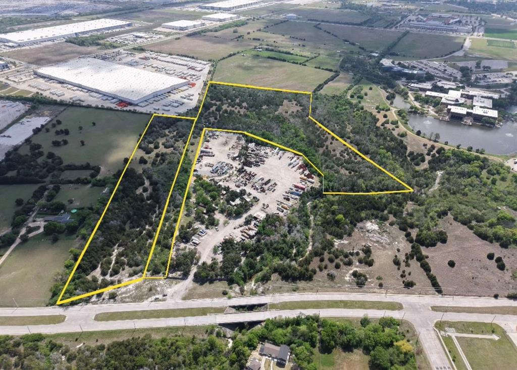 approximate boundaries of the 30 plus acres included in this 2 parcel offering. 