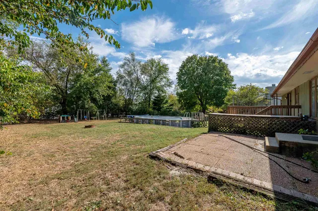 a view of a backyard