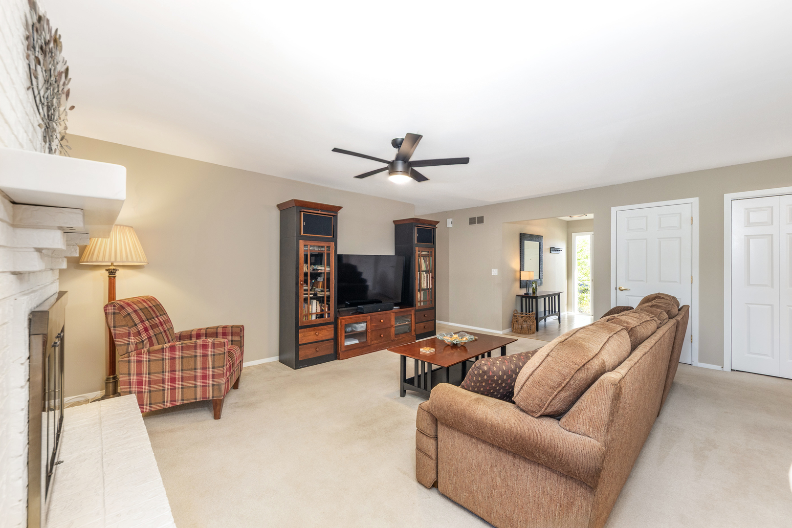 1505 Ranchview Drive Naperville, IL 60565 - Photo 10 of 36 a living room with furniture