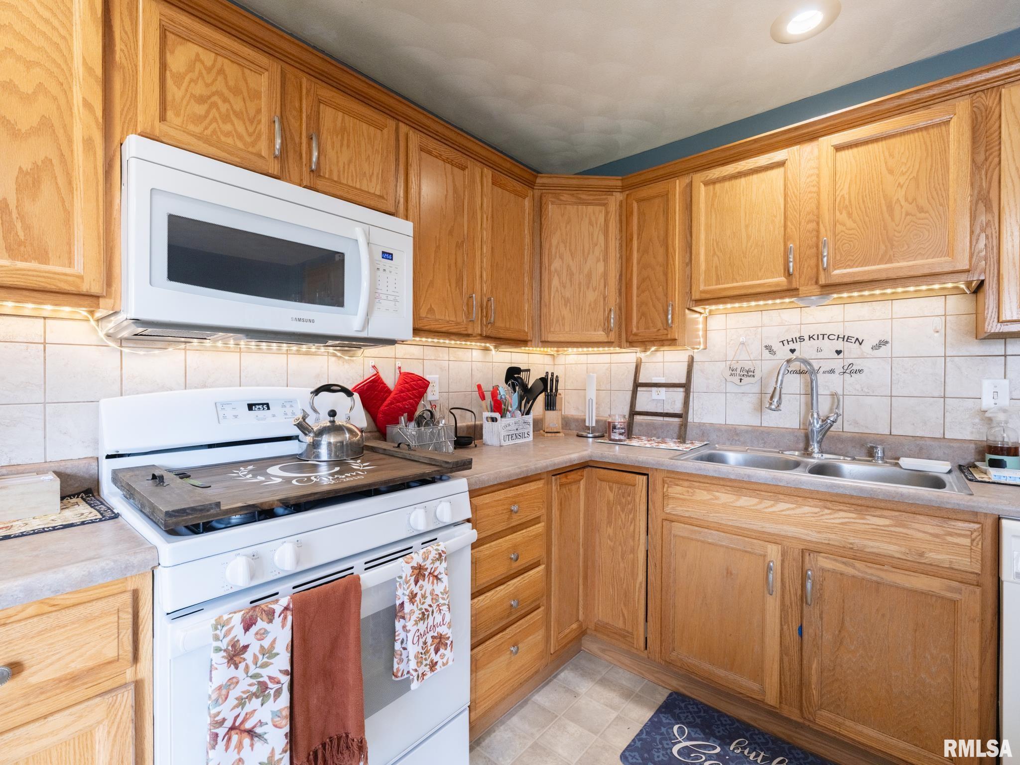 723 Joliet Road Marquette Heights, IL 61554 - Photo 3 of 49