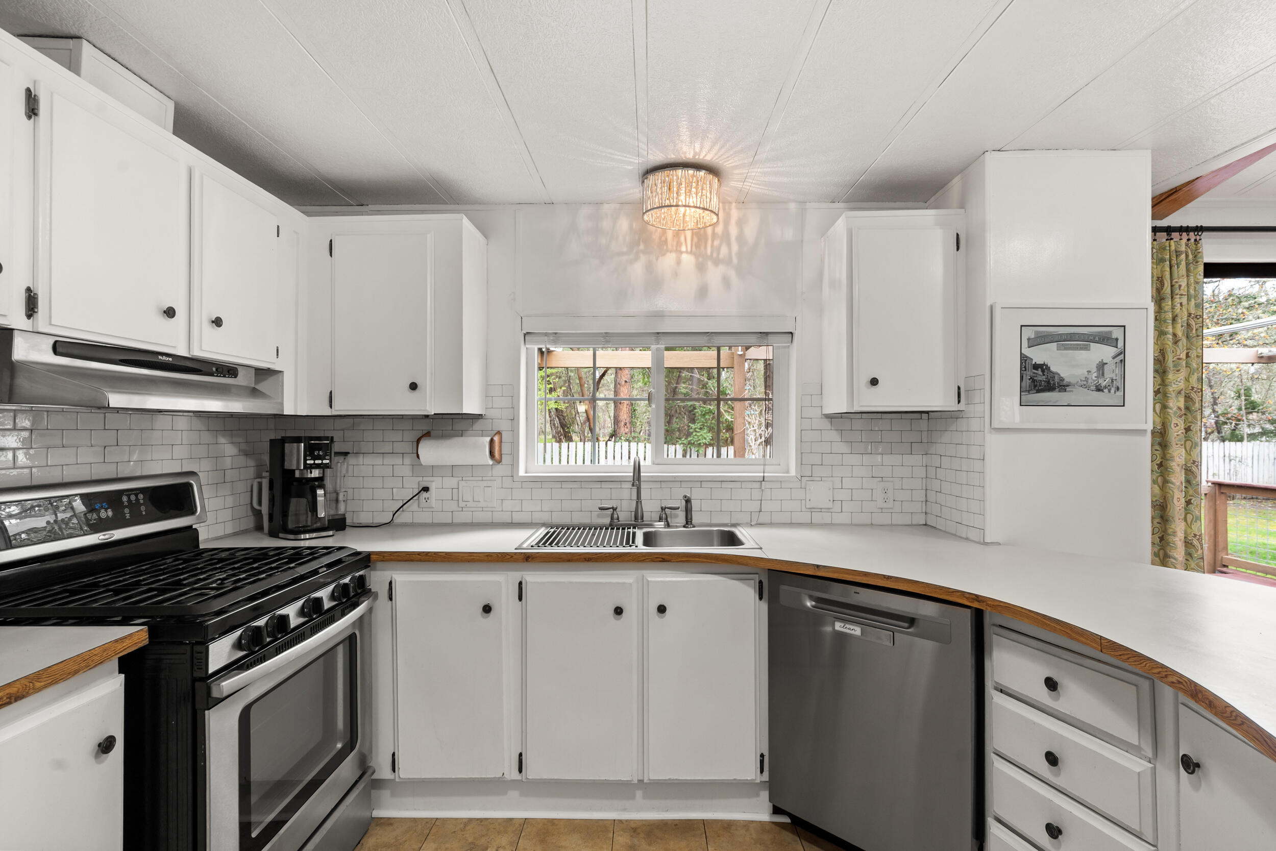 315 Queens Branch Road Rogue River, OR 97537 - Photo 9 of 42 Kitchen