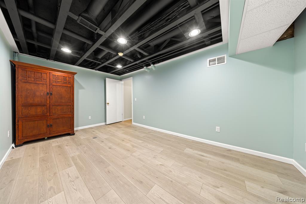 39449 Country Lane Novi, MI 48375 - Photo 23 of 29