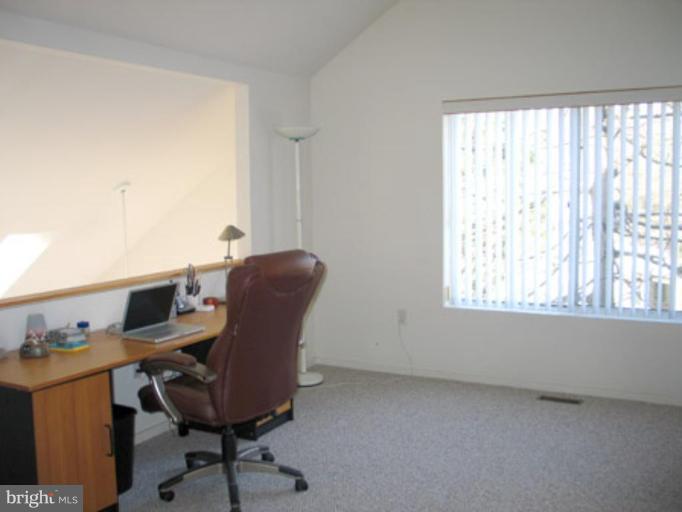 11573 Greenwich Point Road Reston, VA 20194 - Photo 19 of 30 Bright and Sunny with a bathroom attached!