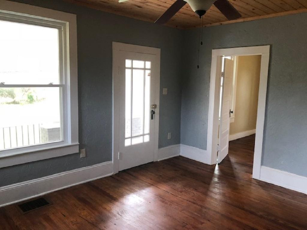 737 Princeton Road Johnson City, TN 37601 - Photo 12 of 19 Living Room