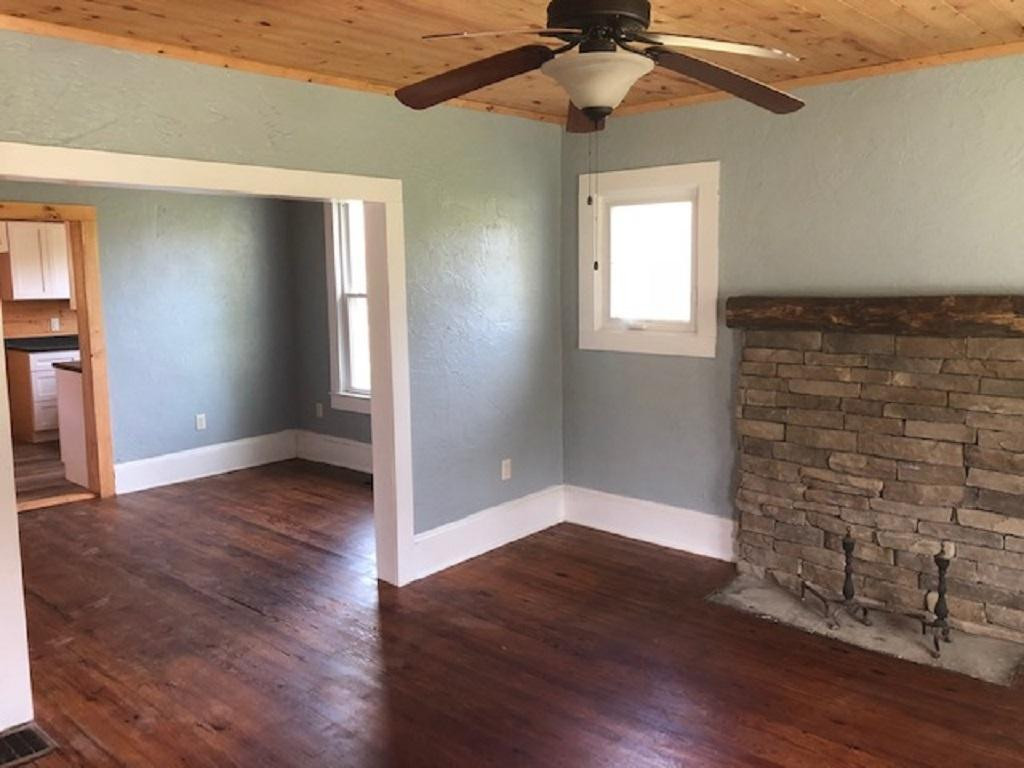 737 Princeton Road Johnson City, TN 37601 - Photo 8 of 19 Living Room