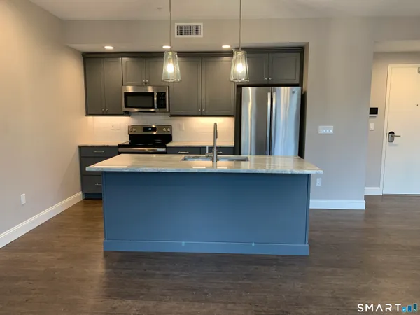 $1,950 | Edgewater Circle, East Hampton, CT 06424