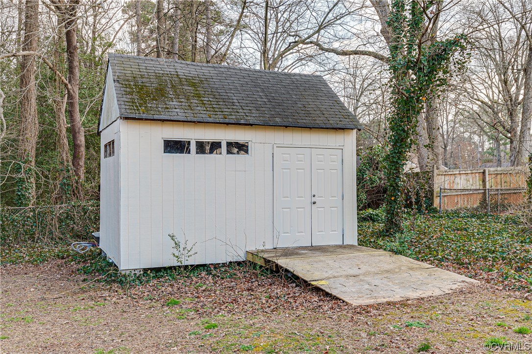 8312 Gwinnett Road Henrico, VA 23229 - Photo 44 of 50 a backyard of a house