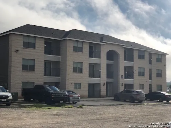 $805 | 112 Lone Oak, Unit C201, Floresville, TX 78114