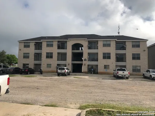 $805 | 112 Lone Oak, Unit C201, Floresville, TX 78114