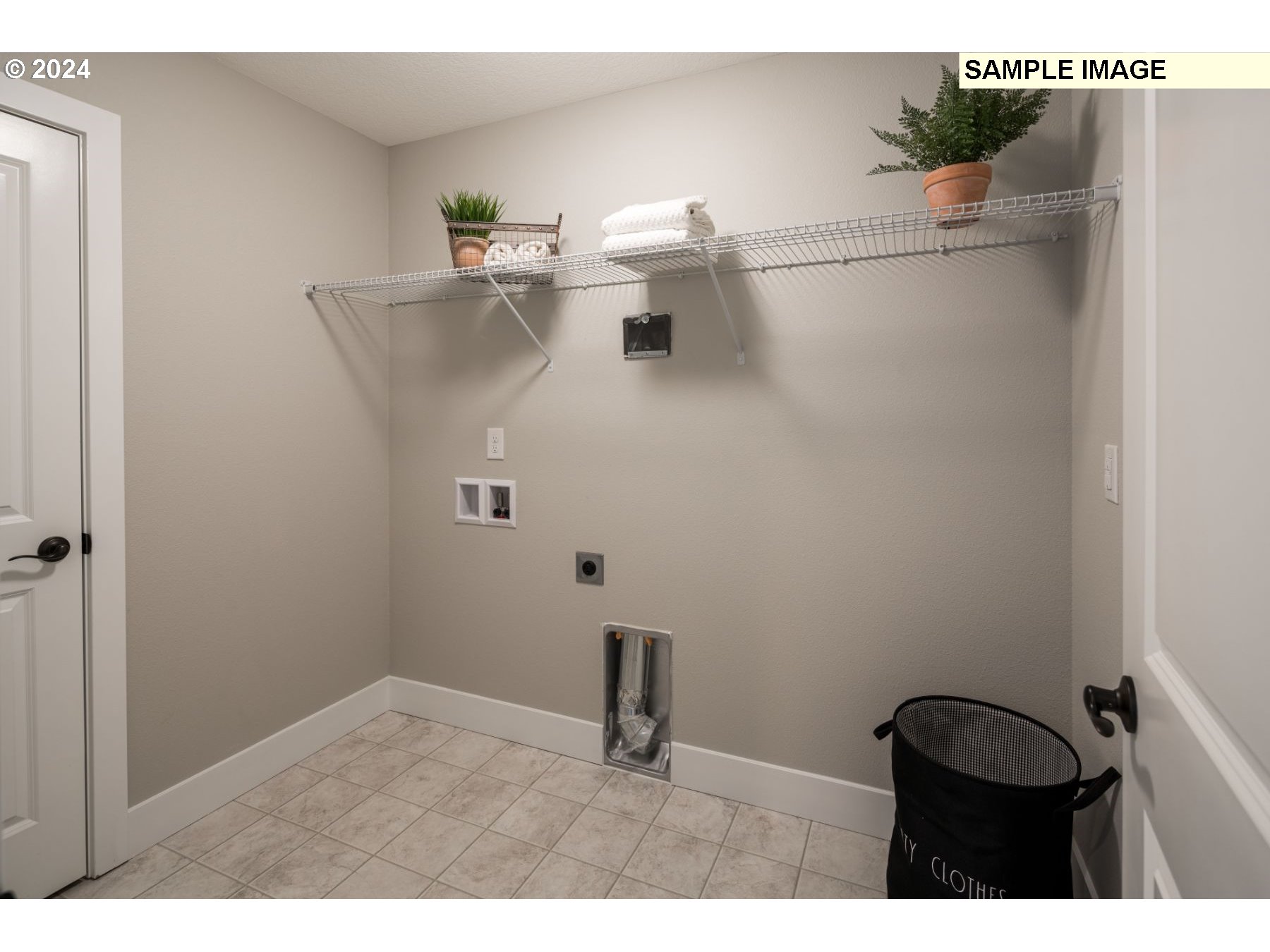 1018 South 46th Place Ridgefield, WA 98642 - Photo 17 of 34 a bathroom with a sink and mirror