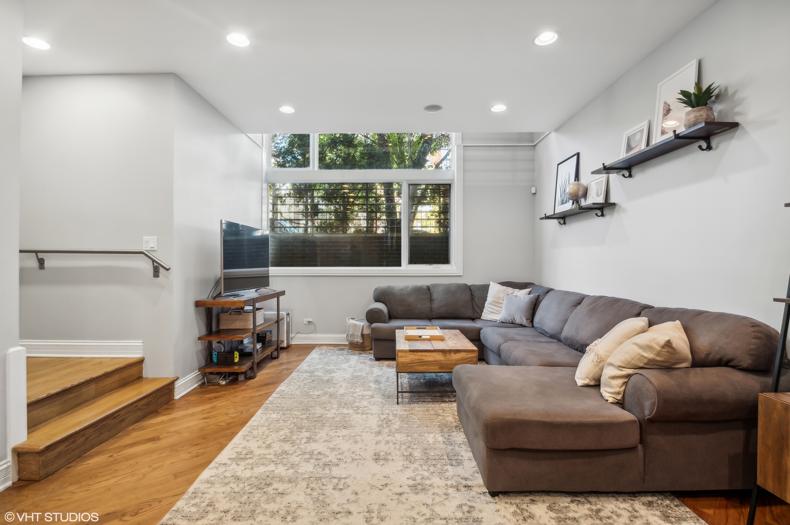 1131 West Addison Street, Unit 1 Chicago, IL 60613 - Photo 14 of 27 a living room with furniture