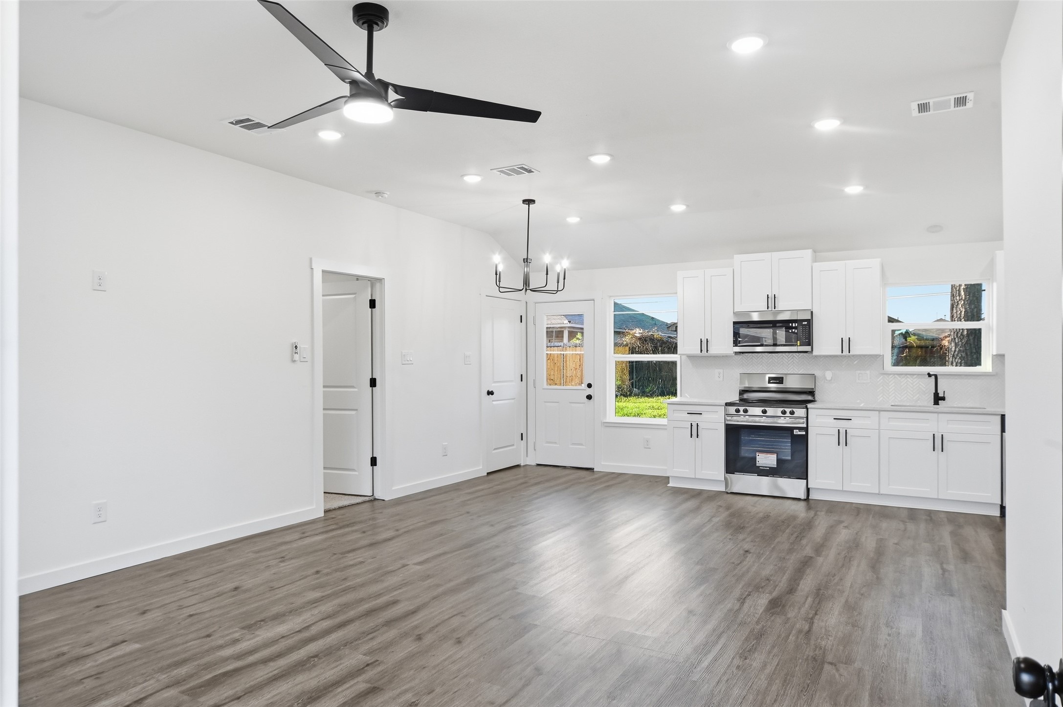 7447 Langley Road Houston, TX 77016 - Photo 11 of 31 Gallery Image 11