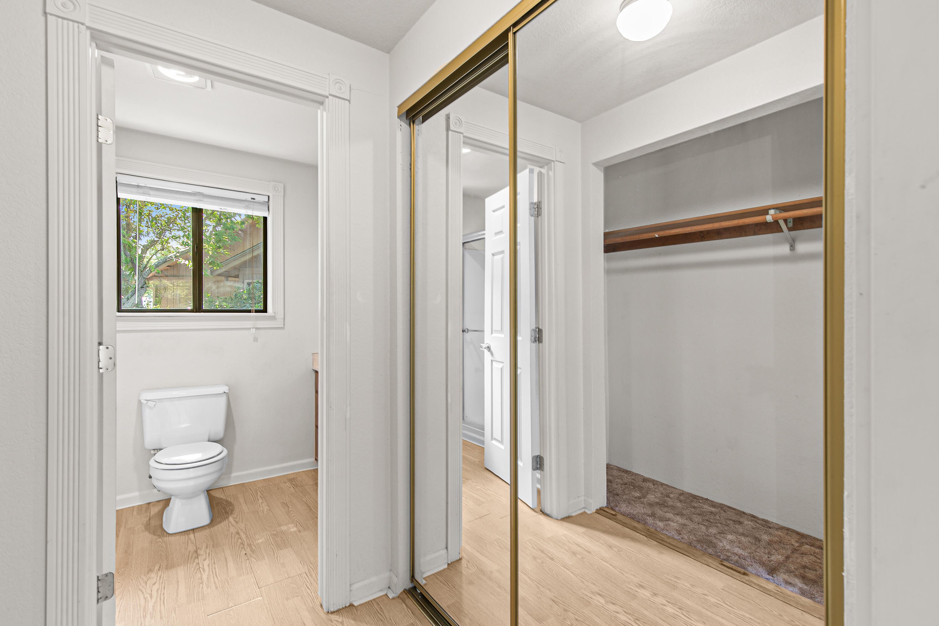 2931 Aldersgate Road Medford, OR 97504 - Photo 23 of 39 22 - Second Primary Bathroom