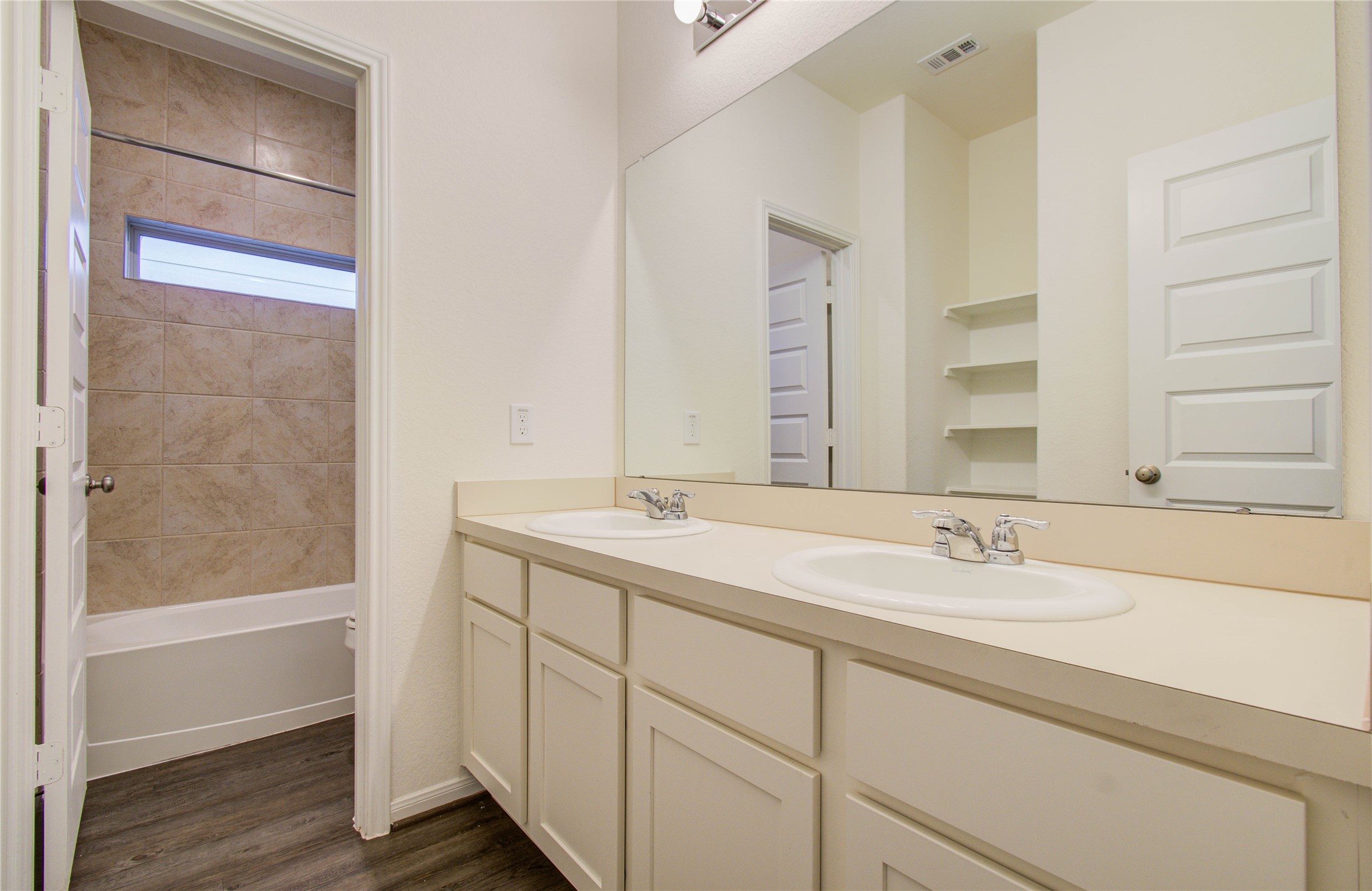 8426 Beacon Bay Circle Baytown, TX 77523 - Photo 27 of 36 Secondary bathroom