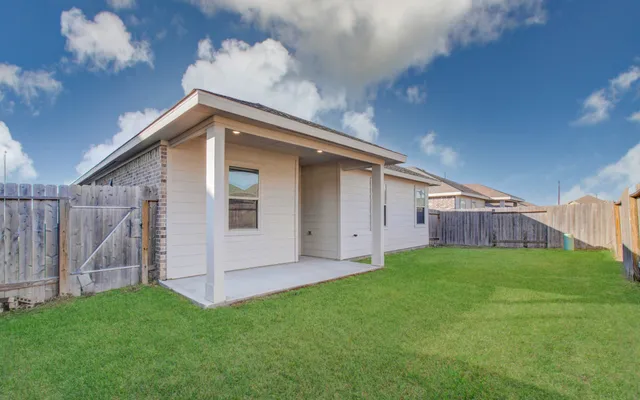 $2,300 | 8426 Beacon Bay Circle, Baytown, TX 77523