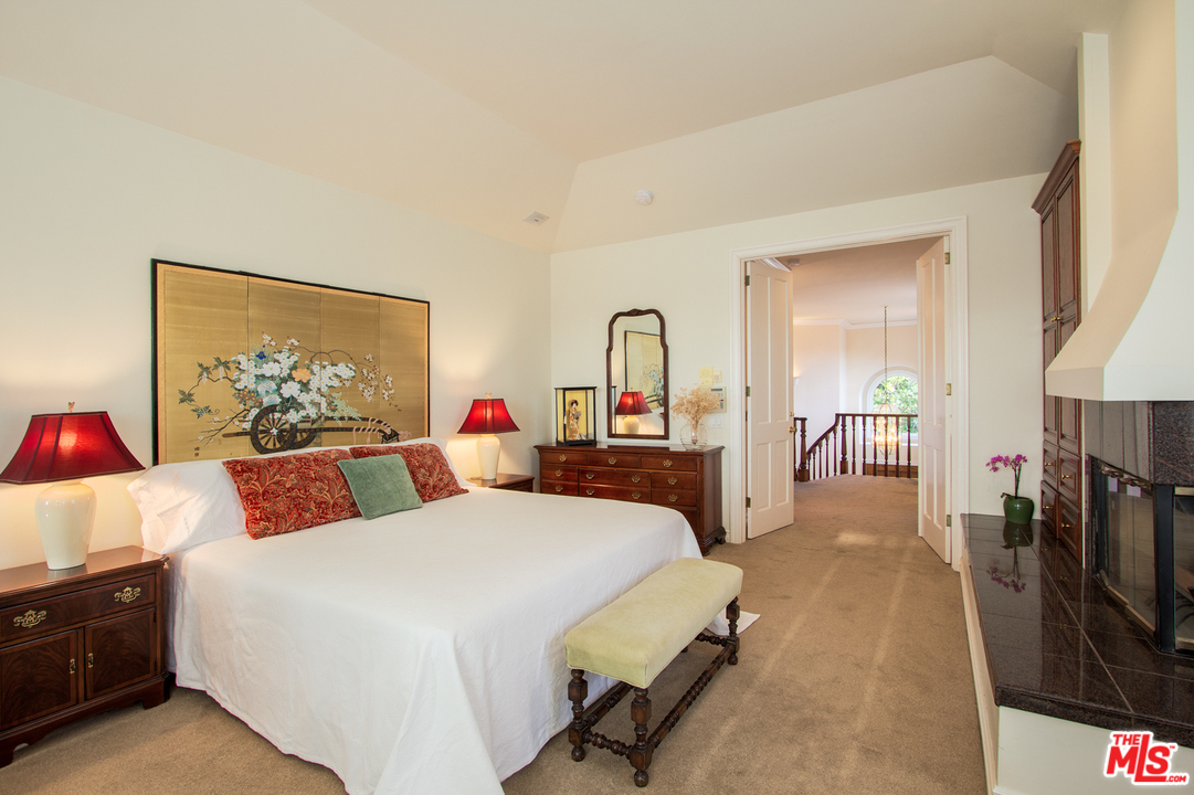 340 11th Street Santa Monica, CA 90402 - Photo 21 of 28 a bed room with two bed and a flat screen tv