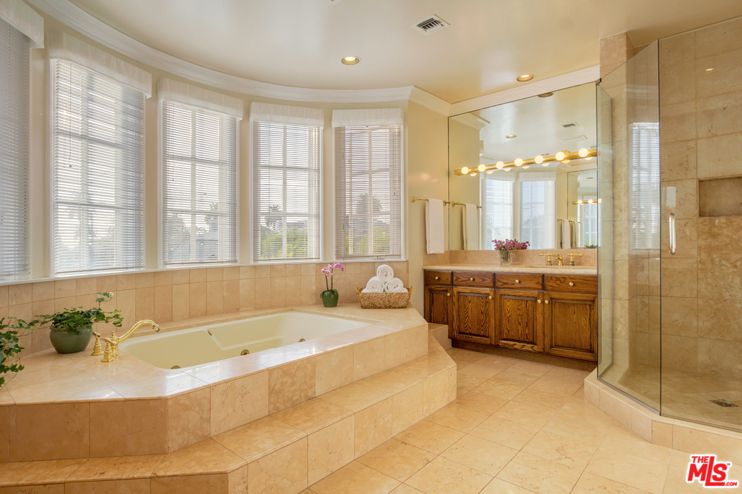 340 11th Street Santa Monica, CA 90402 - Photo 23 of 28 a spacious bathroom with a double vanity sink tub shower and mirror