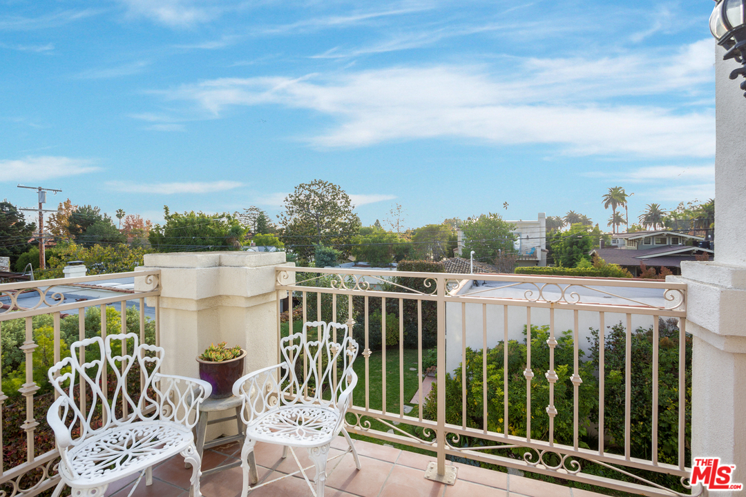 340 11th Street Santa Monica, CA 90402 - Photo 25 of 28 a view of a balcony with chairs