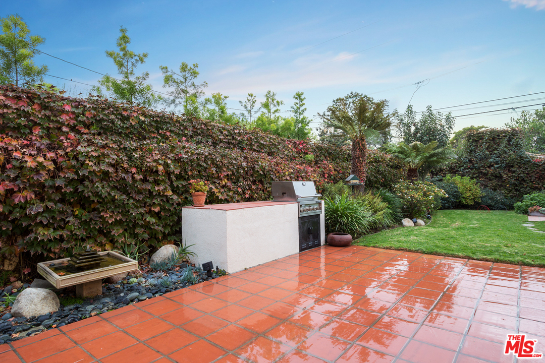 340 11th Street Santa Monica, CA 90402 - Photo 26 of 28 a backyard of a house with lots of green space