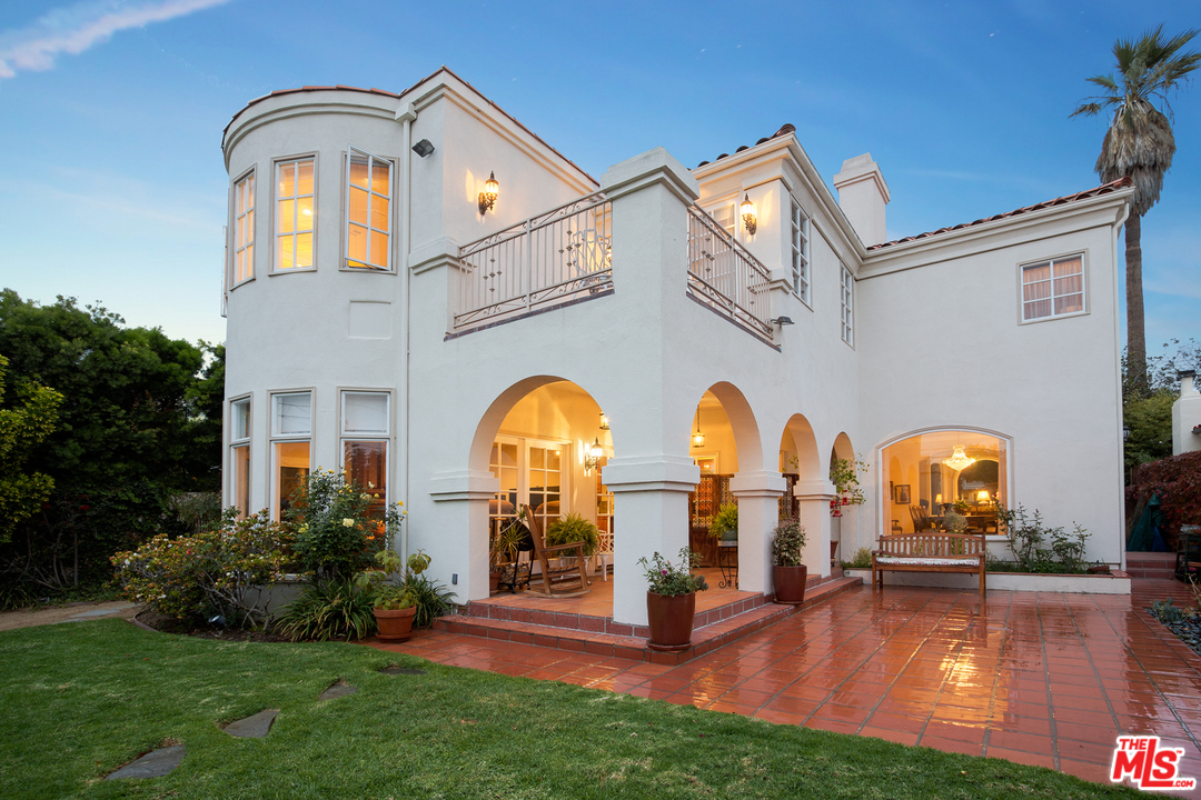 340 11th Street Santa Monica, CA 90402 - Photo 28 of 28 a front view of house with a garden