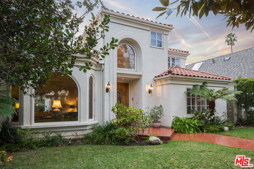 340 11th Street Santa Monica, CA 90402 - Photo 4 of 28 a front view of a house with garden
