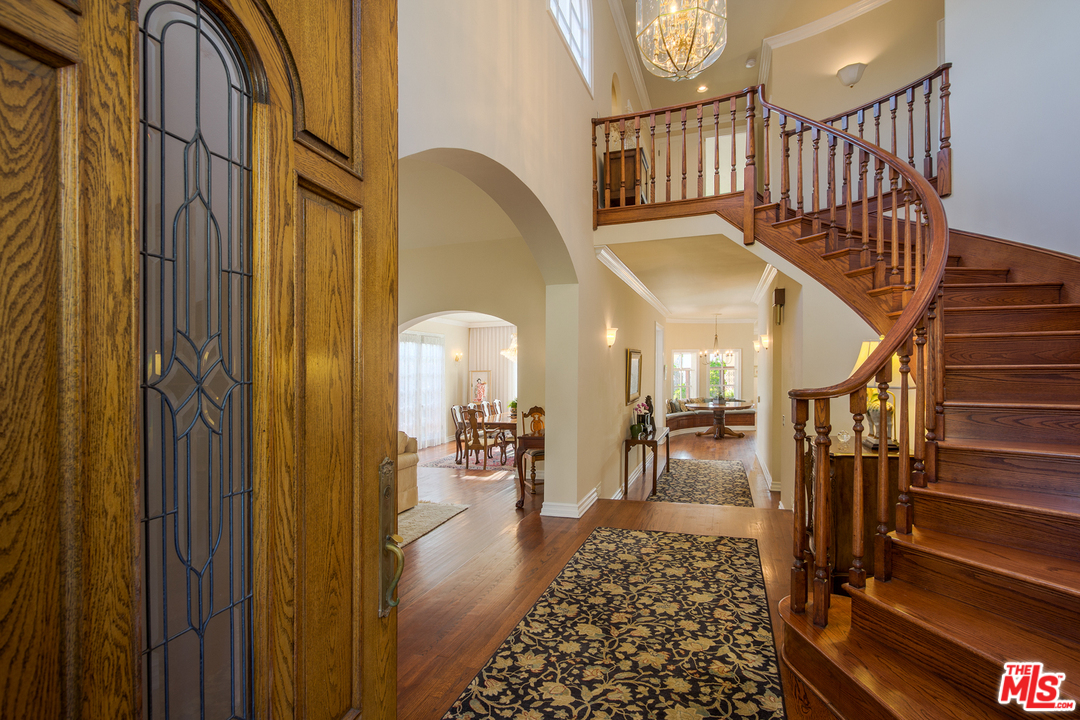340 11th Street Santa Monica, CA 90402 - Photo 5 of 28 a view of entryway and hall with wooden floor