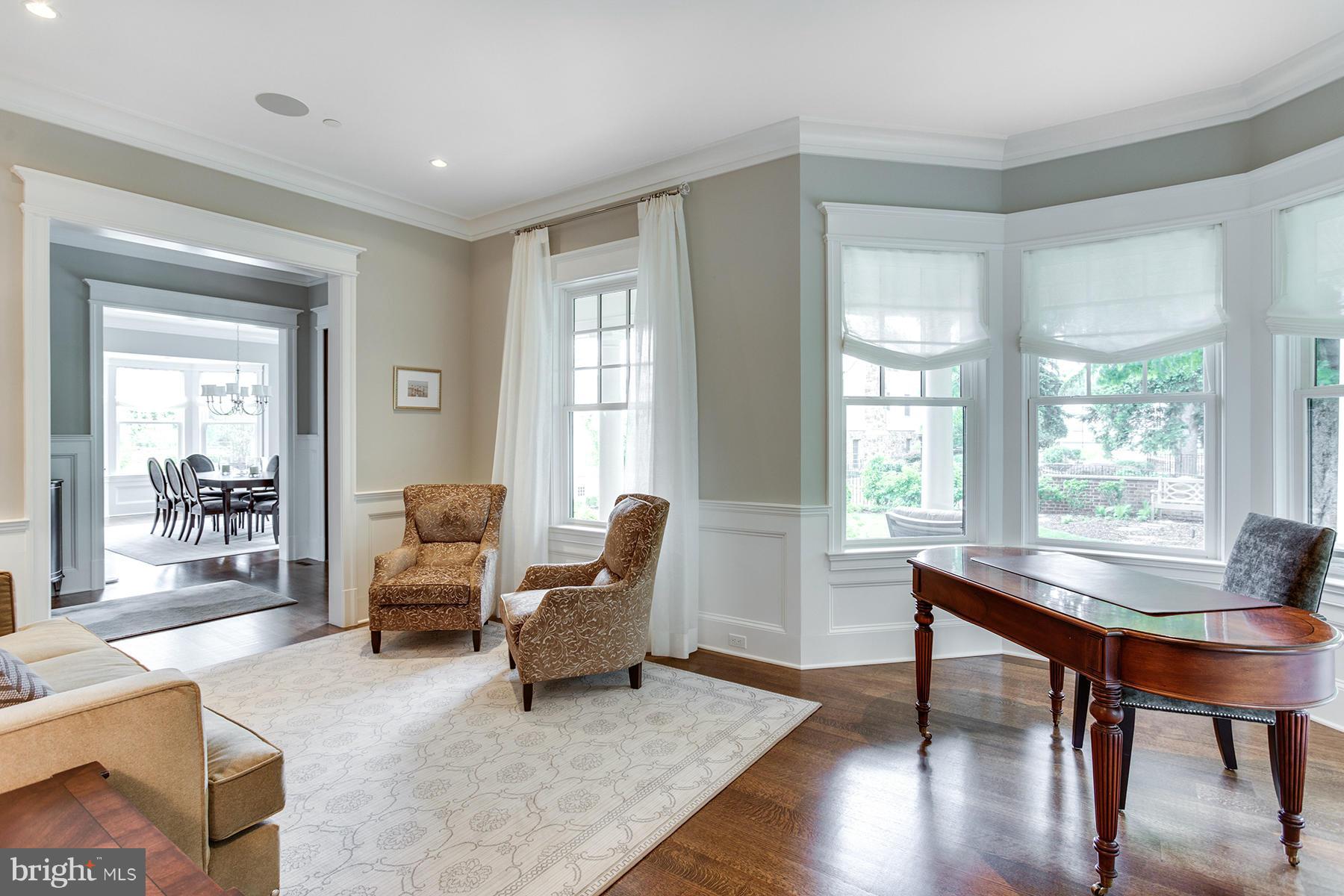 1909 Foxview Circle Northwest Washington, DC 20007 - Photo 4 of 30 a living room with furniture and a window