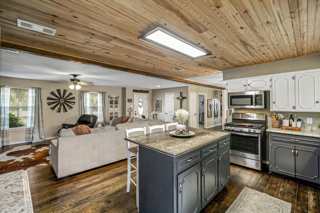 204 Southridge Road Edgewood, TX 75117 - Photo 11 of 36