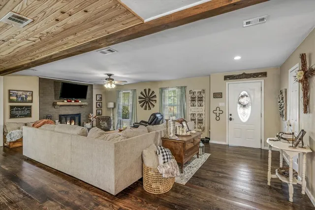 $379,900 | 204 Southridge Road, Edgewood, TX 75117