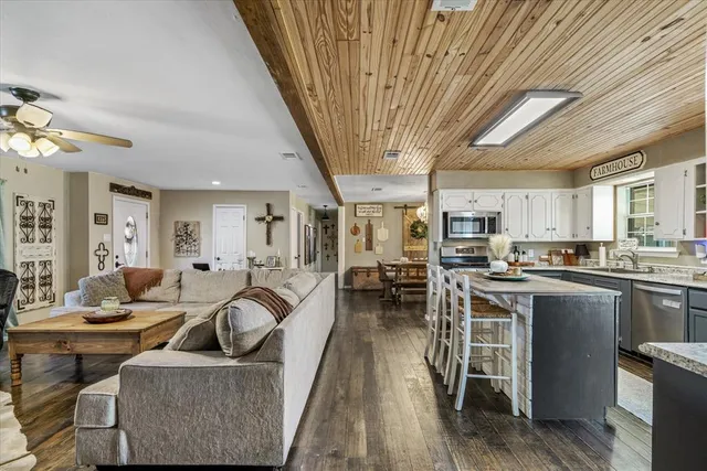 $379,900 | 204 Southridge Road, Edgewood, TX 75117