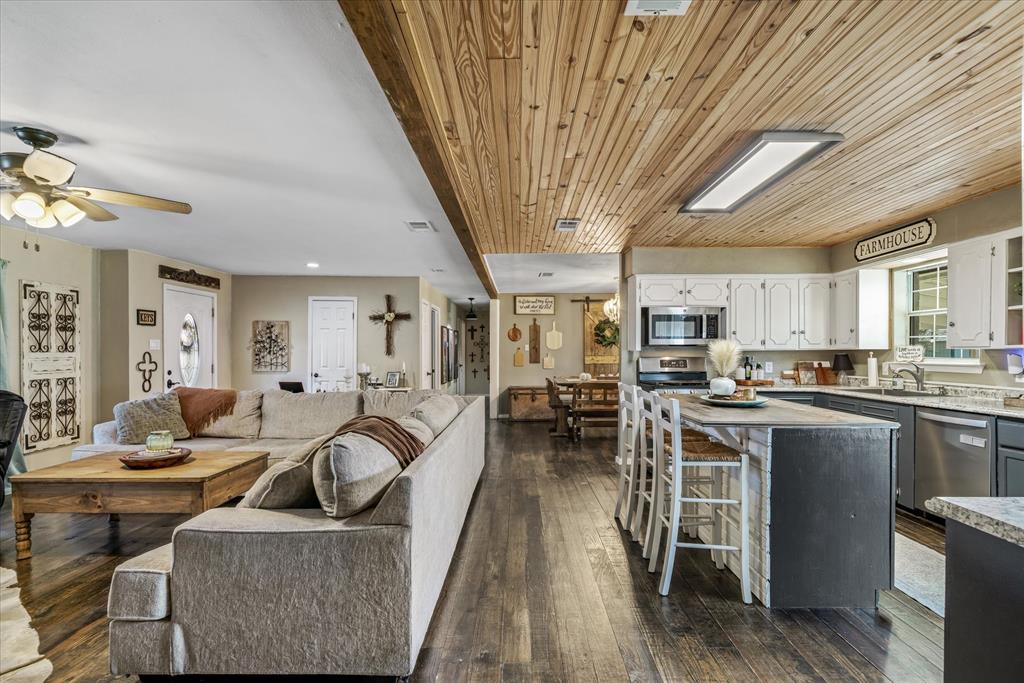 204 Southridge Road Edgewood, TX 75117 - Photo 9 of 36