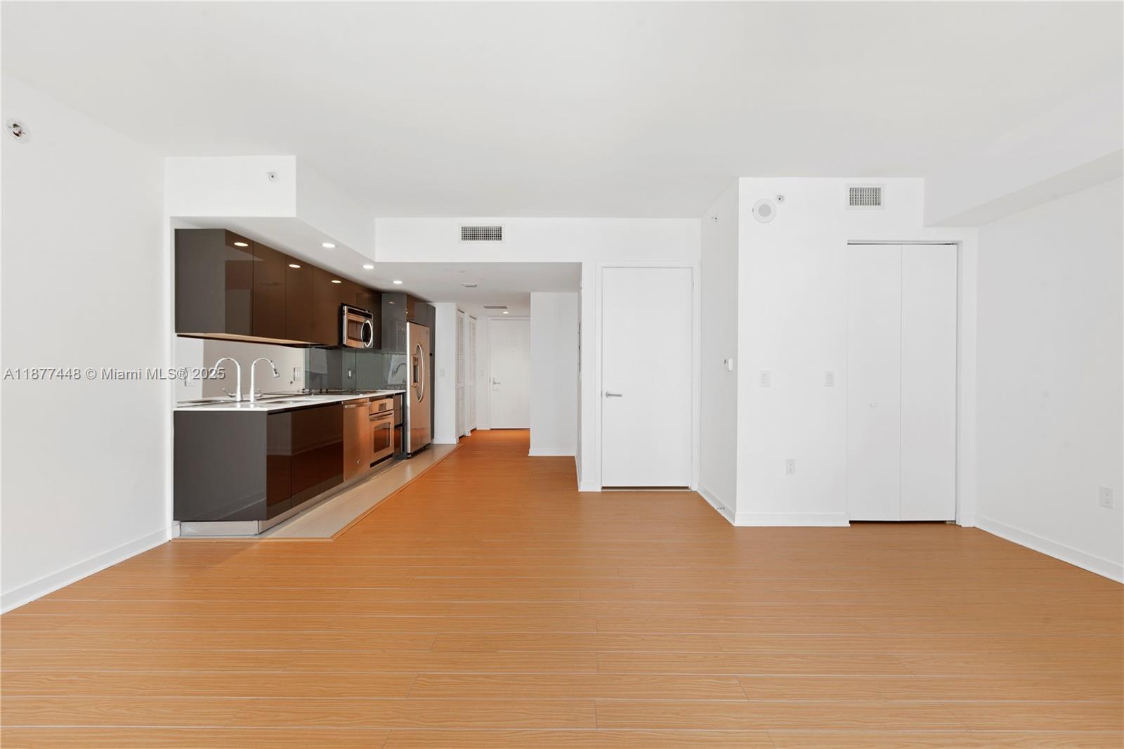 31 Southeast 6th Street, Unit 705 Miami, FL 33131 - Photo 6 of 12 a view of kitchen and microwave