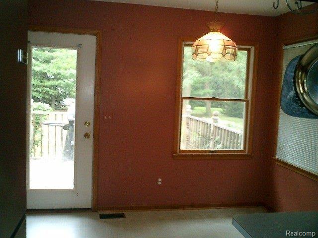 9085 Chilson Road Brighton, MI 48116 - Photo 7 of 10 DINING AREA