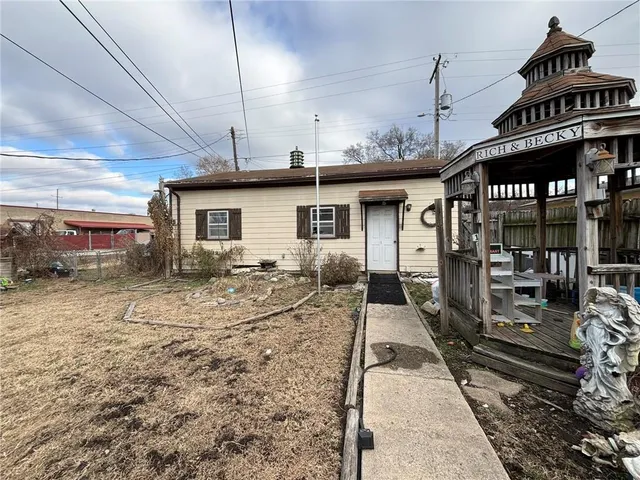 $100,000 | 2121 South 10th Street, St. Joseph, MO 64503