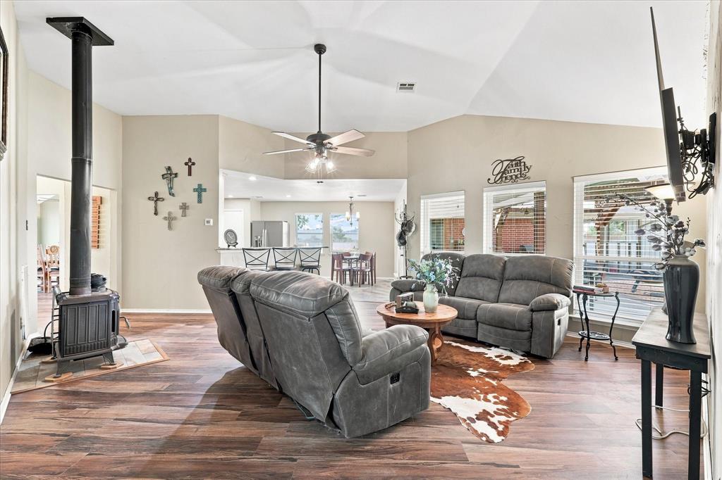 11555 Plainview Road Krum, TX 76249 - Photo 11 of 40 Gallery Image 11