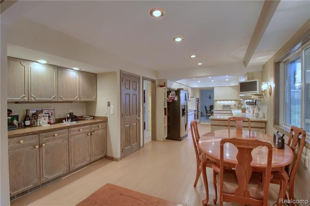 659 North Rosedale Court Grosse Pointe Woods, MI 48236 - Photo 9 of 36