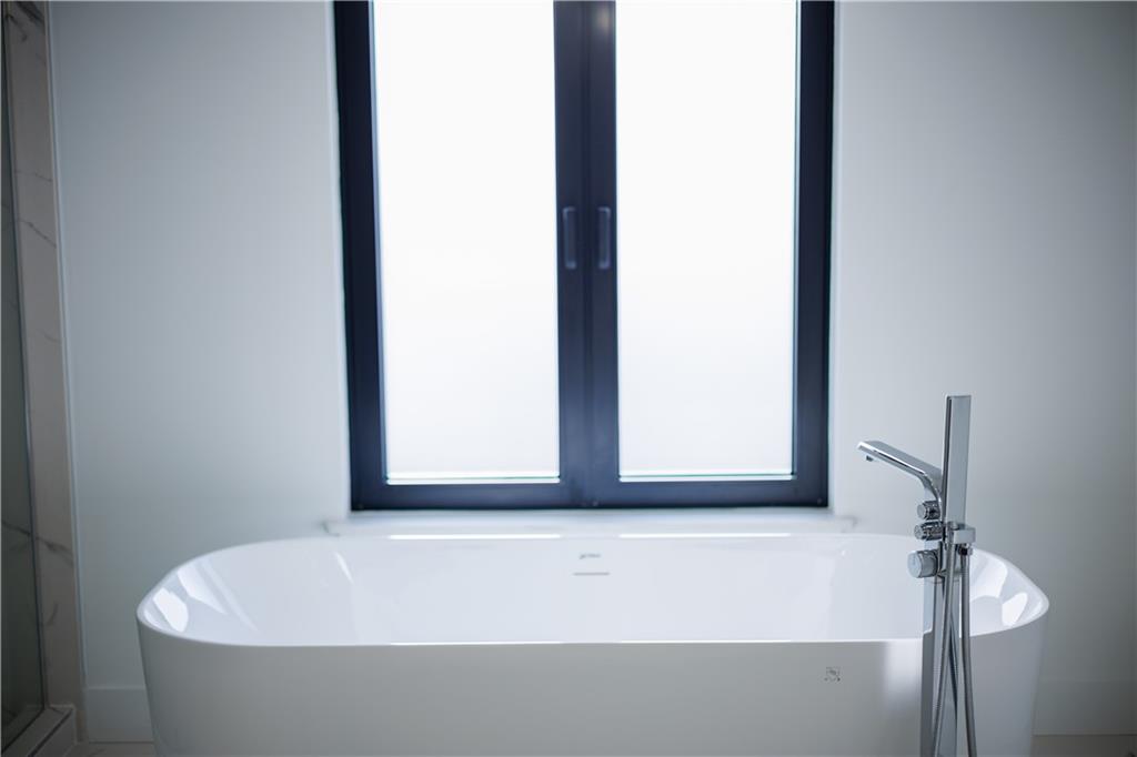 4805 Moore Road Suwanee, GA 30024 - Photo 85 of 119 a bathroom with a bathtub