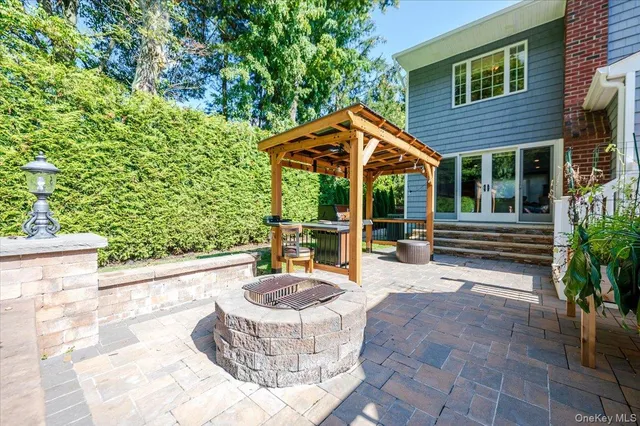 a view of a house with backyard and sitting area