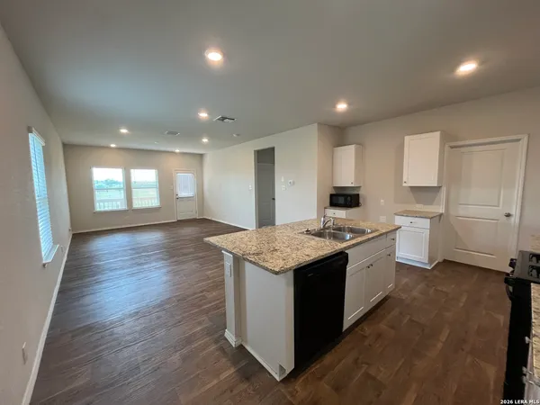 $2,195 | 465 Middle Green Loop, Floresville, TX 78114