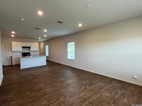 $2,195 | 465 Middle Green Loop, Floresville, TX 78114