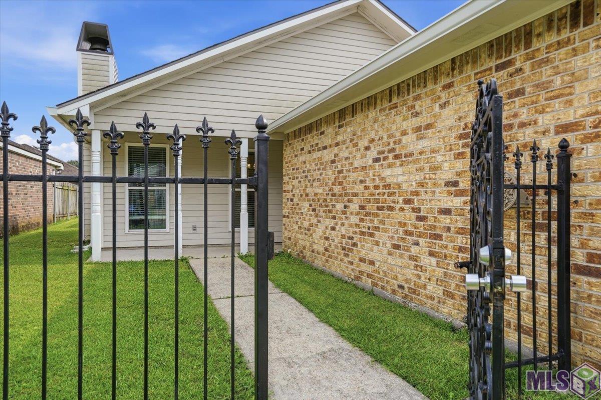2054 Pecan Ridge Avenue Baton Rouge, LA 70816 - Photo 3 of 15