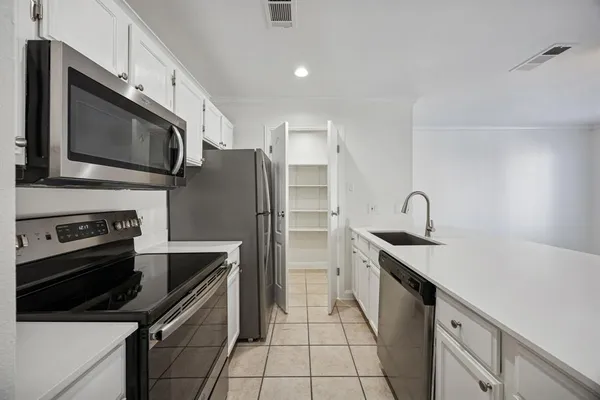 $1,950 | 4125 Holland Avenue, Unit 211, Dallas, TX 75219