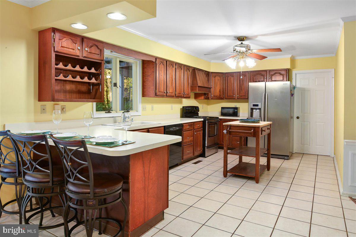 613 Fountain Road Salisbury, MD 21801 - Photo 10 of 44 Kitchen w/ Breakfast Bar