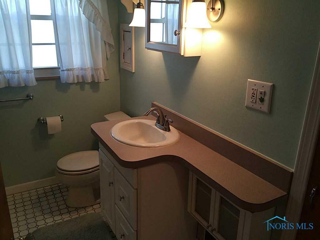 3628 Harley Road Toledo, OH 43613 - Photo 11 of 20 Full Bath.