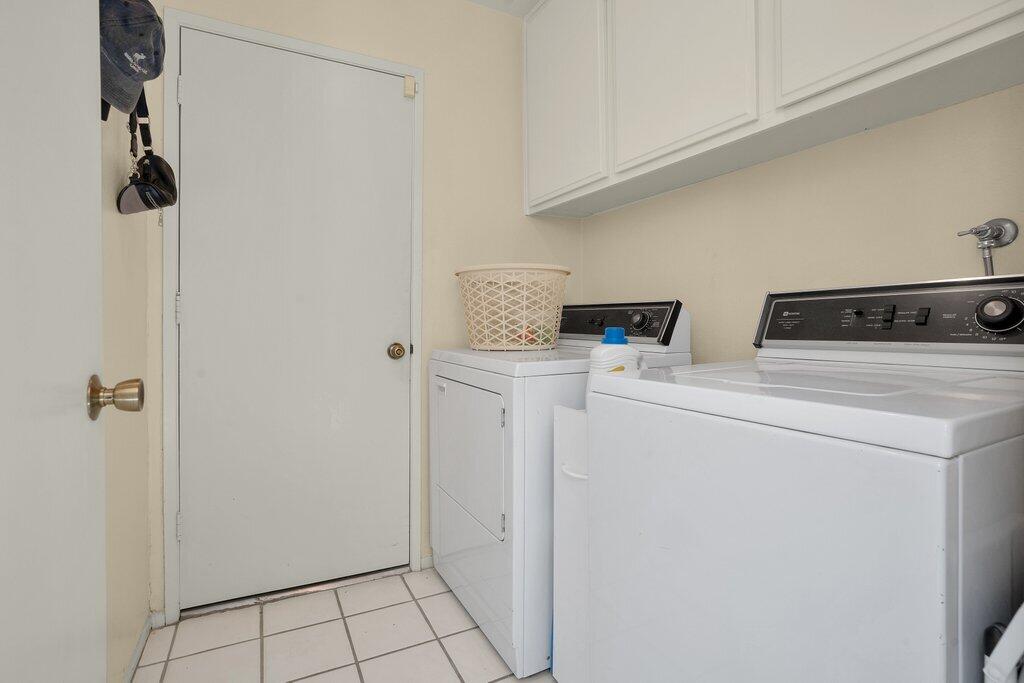72302 Blueridge Court Palm Desert, CA 92260 - Photo 26 of 49 a utility room with dryer and washer