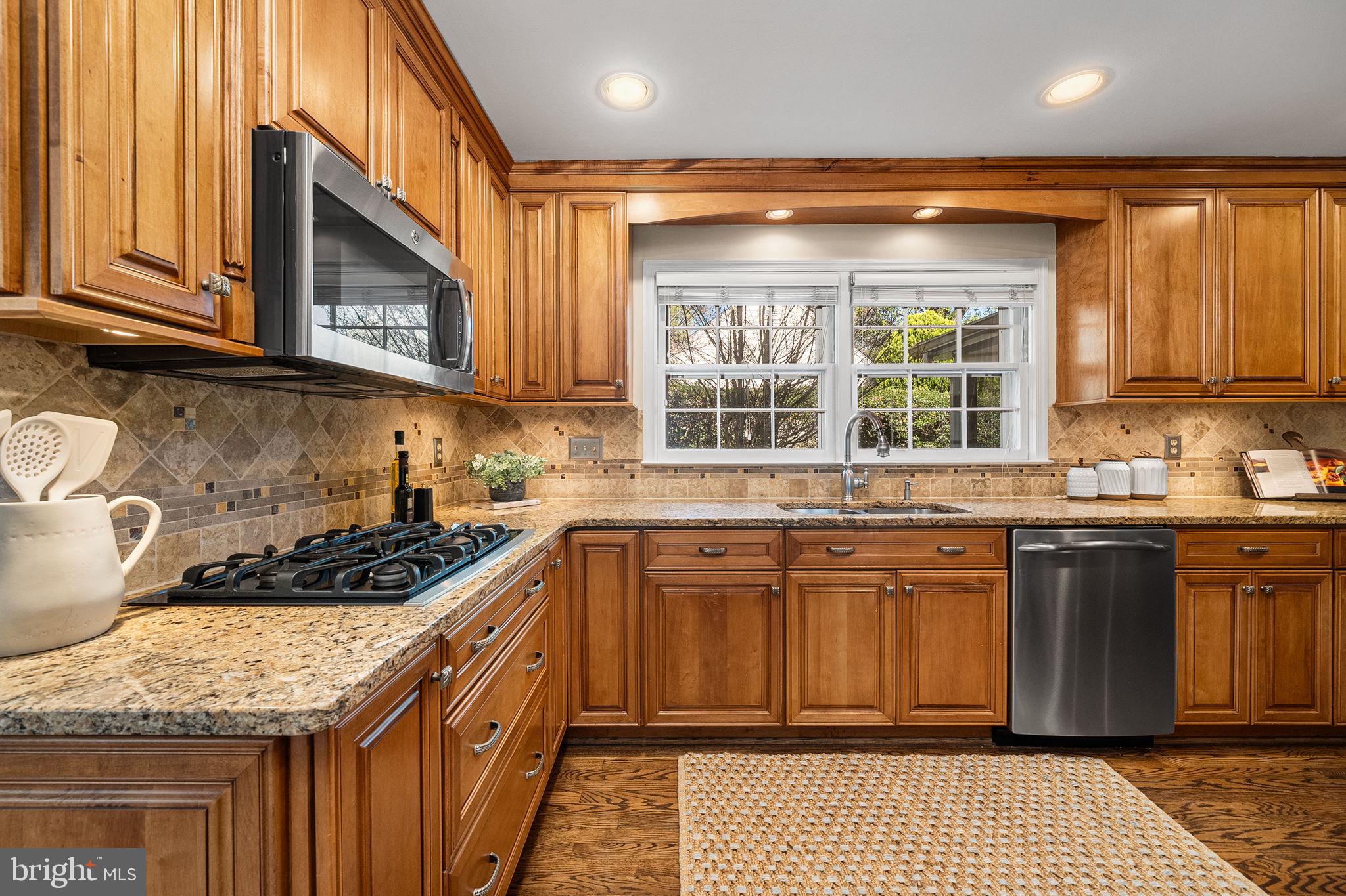 5407 Point Longstreet Way Burke, VA 22015 - Photo 21 of 69 Granite Countertops & Oak Cabinets