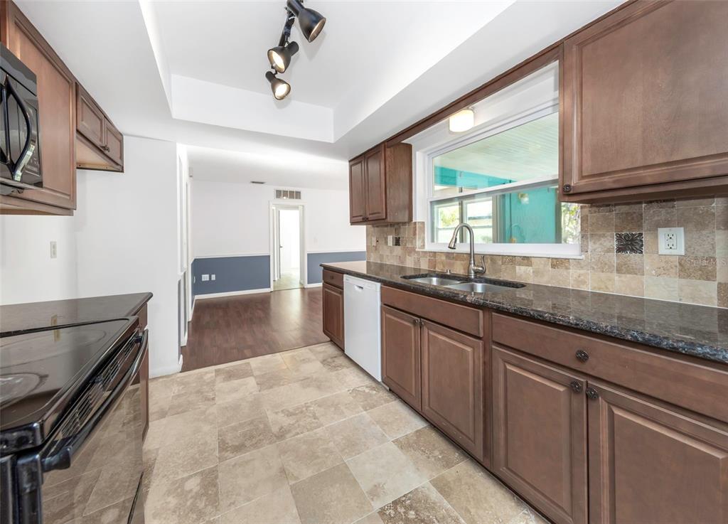 2913 Fairfield Court Dunedin, FL 34698 - Photo 7 of 47