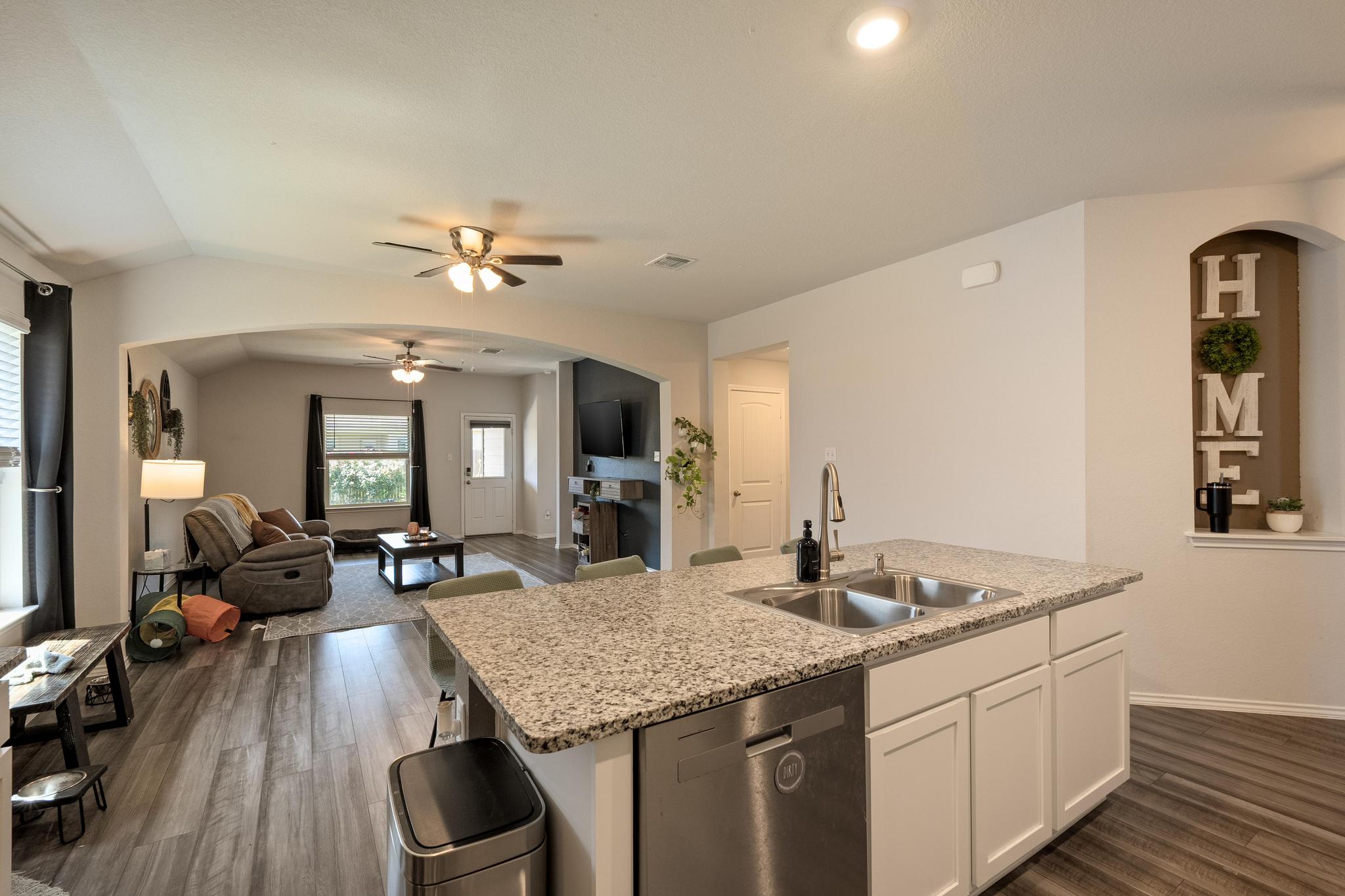 112 Pivot Drive Taylor, TX 76574 - Photo 8 of 24